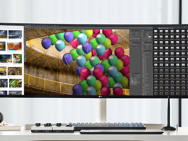 En UltraWide extra bred skärm med färglada bilder i fotoprogram