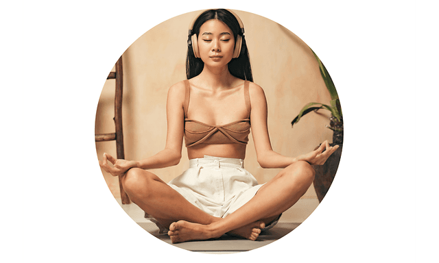 kvinne i lotus-stilling