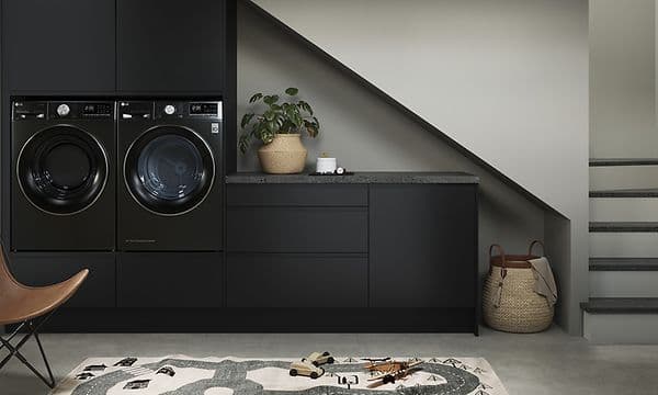 Epoq Integra Black vaskerom under trapp med laminatbenkeplate og integrert vaskemasking og tørketrommel