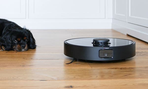 Dreame D10s Pro robotdammsugare som utför sin enastående rengöring på golvet