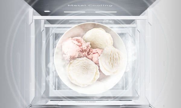 Samsung RZ32C7BB6WW -pakastin NoFrost-ominaisuudella sekä lähikuva jäätelöstä