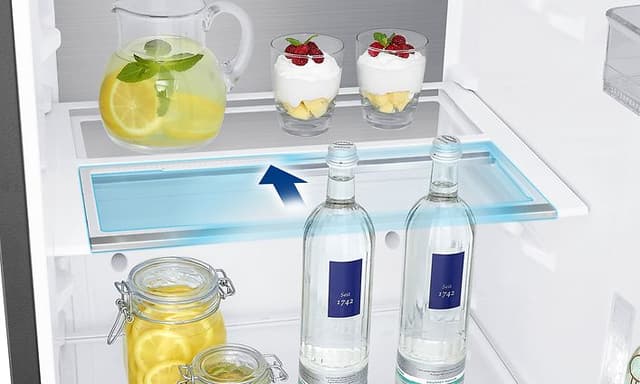 Samsung - Jääkaapit - RR39C7BC6WW-EF -jääkaappi ja jälkiruokia, sitruunoita ja lasipulloja Slide-in Shelf -hyllyillä