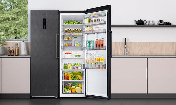 Keittiössä oleva Samsung  RR39C7BC6WW-EF -jääkaappi SpaceMax™ -tekniikalla