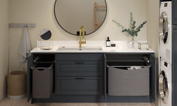 Epoq Heritage Blue Grey tvättstuga med öppna skåp som visar inbyggda tvättkorgar.