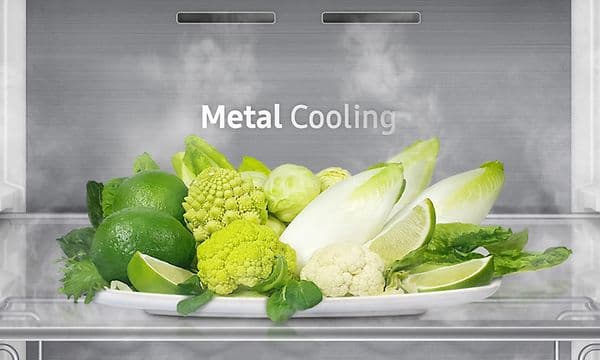 Samsung RB38A7CGTS9 -jääkaappipakastin MetalCooling-ominaisuudella ja lautasellinen hedelmiä ja vihanneksia