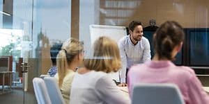 B2B - Personer der sidder i et mødelokale og deltager i det møde