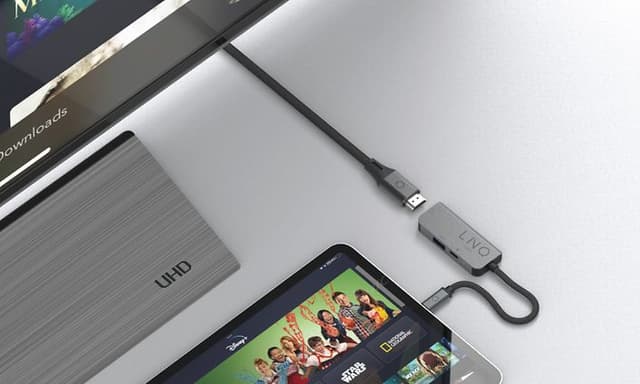 LINQ HDMI-kablel ved siden af en tablet og et UHD-TV
