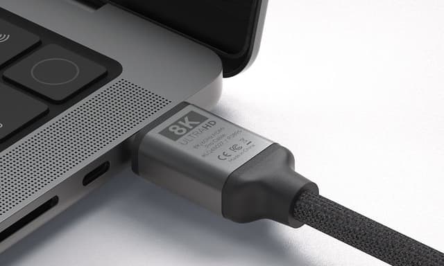 En 8K LINQ Pro-kabel tilkoblet en PC