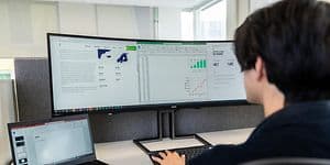 B2B - Toimistossa oleva henkilö istuu tietokoneen edessä