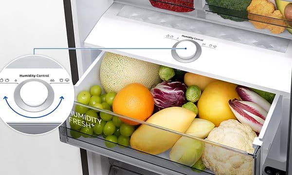 Samsung RB38A7CGTS9 kombikylskåp och lådan Humidity Fresh+ fylld med frukt och grönsaker