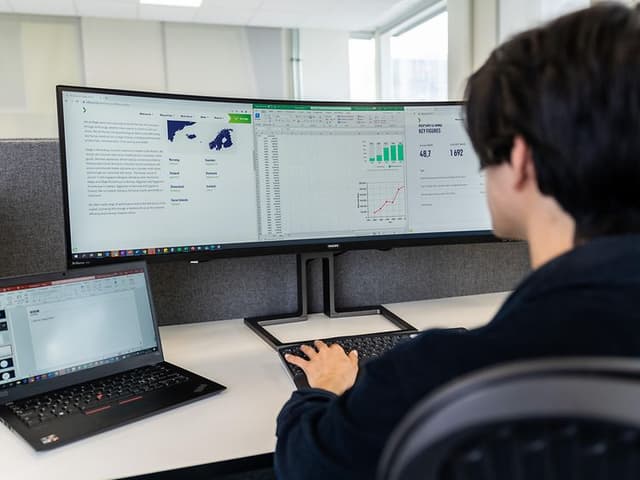 B2B - Person som sitter foran PC-skjermen på et kontor