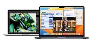 Apple - To åbne macbooks ved siden af hinanden på en hvid baggrund