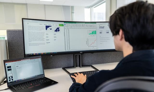 B2B - Person sitting in front of a PC screen at an office