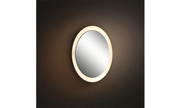 Philips Hue badrum, en rund badrumsspegel som är ljussatt. 