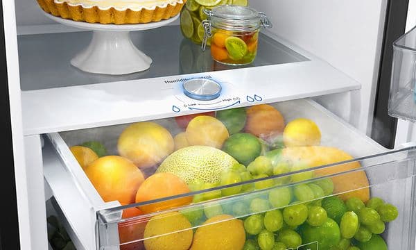 RR39C7BC6WW-EF-kjøleskap med HumidityControl som holder frukt og grønnsaker kjølig i skuffer og hyller
