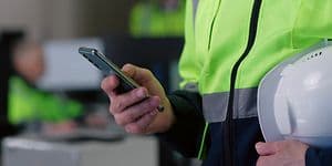 Tåliga telefoner: En smartphone i handen på en byggarbetare.