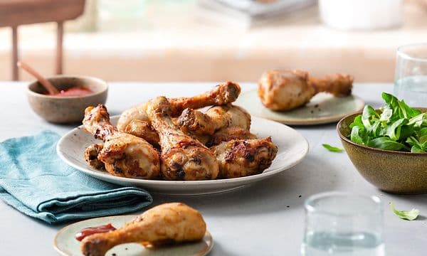 Et bord dekket på med crispy kylling