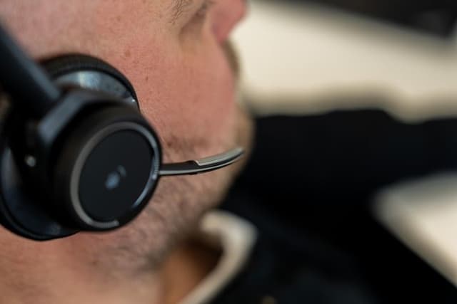 Nærbilde av en man med hodetelefoner