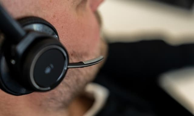 Nærbilde av en man med hodetelefoner