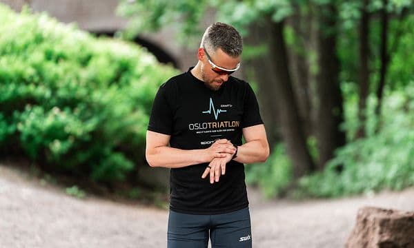 Mann som trener med treningsklokke
