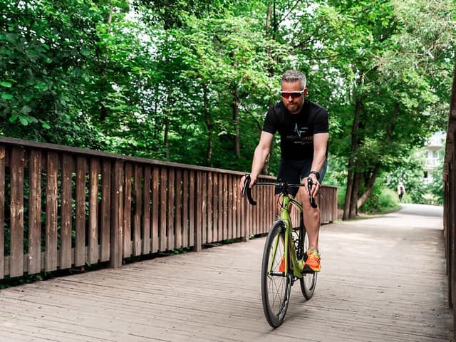 mann som sykler med sportsklokken Garmin Venu 2