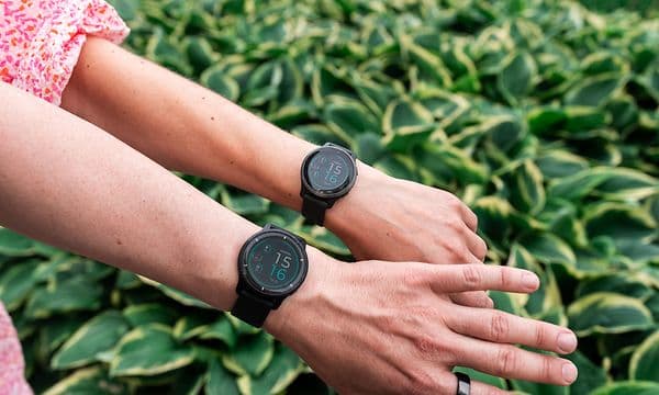 nærbilde sammenligning av størrelse på garmin venu 2 og 2s