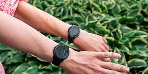 nærbilde sammenligning av størrelse på garmin venu 2 og 2s