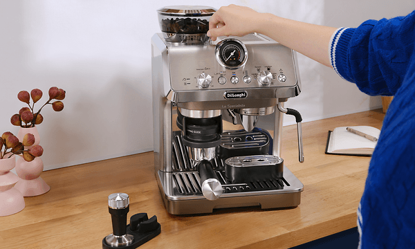 En person som visar exakt kaffemalning med DeLonghi La Specialista Arte Evo kaffemaskin