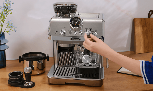 En person som visar de olika inställningarna på en DeLonghi La Specialista Arte Evo kaffemaskin