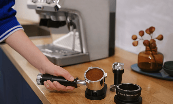 En person som visar perfekt stampning med DeLonghi La Specialista Arte Evo kaffemaskin