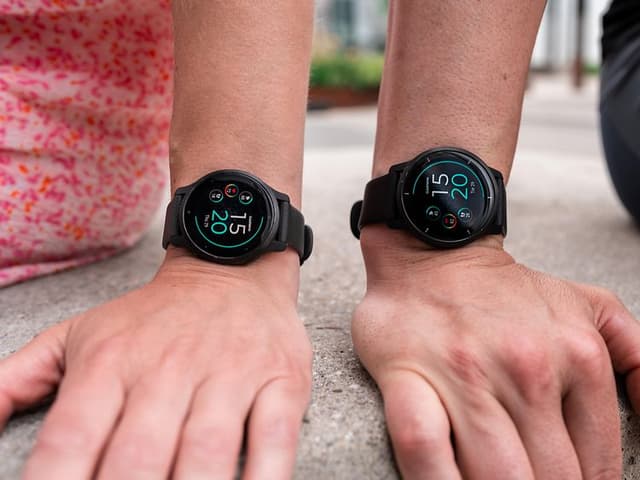 Garmin – Venu2 – Venu2s – lähikuva urheilukelloista miehen ja naisen ranteissa