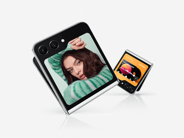 To Samsung Galaxy Z Flip5 telefoner med forskellige billede på frontskærmen på en hvid baggrund