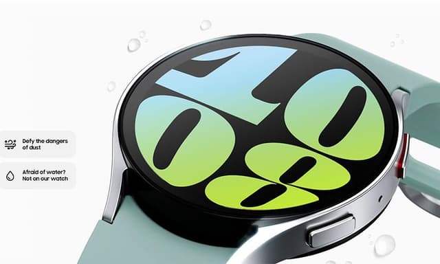 Close up af et Galaxy Watch6 på hvid baggrund med fakta ved siden af