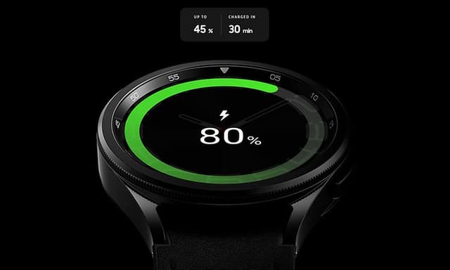 Close up af et Samsung Galaxy Watch6 der er i gang med en hurtig opladning