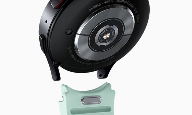 Close up af bagsiden af et Galaxy Watch6 med aftagelig rem og måler i fokus