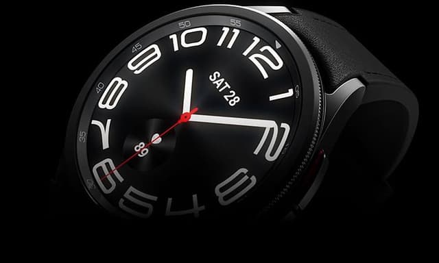 Close up af et Samsung Galaxy Watch6 på en sort baggrund