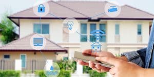 Et billede af et smart home-system der bliver styret at en person en app