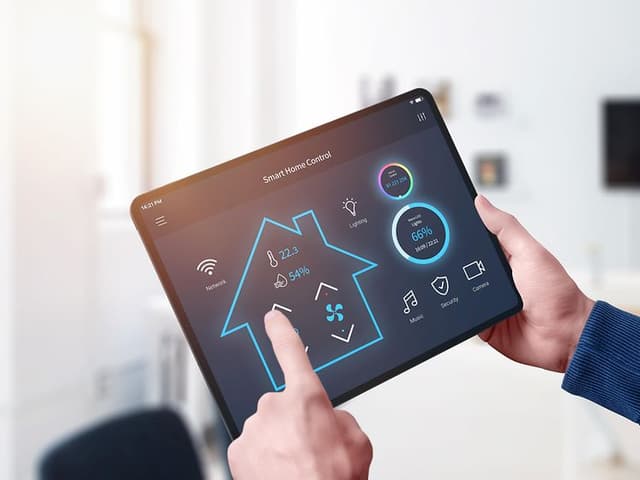 Person der står med en tablet i hånden og viser forskellige funktioner