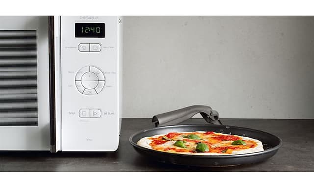 Whirlpool Crisp mikrobølgeovn og en pizza