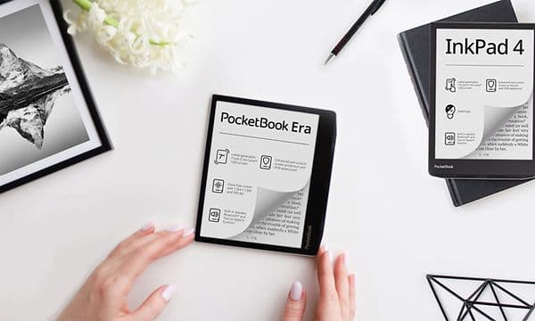Flere forskellige PocketBooks ved siden af hinanden, med hænder omkring den ene