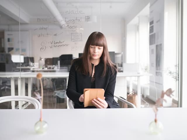 B2B - Tablet - Woman sitting in office using a tablet