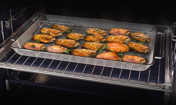 Åpne Samsung-ovn med stekte kyllingvinger