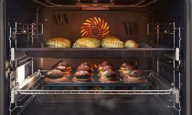 Muffins og kaker bakes i en Samsung-ovn med tilsatt damp