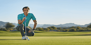 Man som spelar golf bärandes en golfklocka