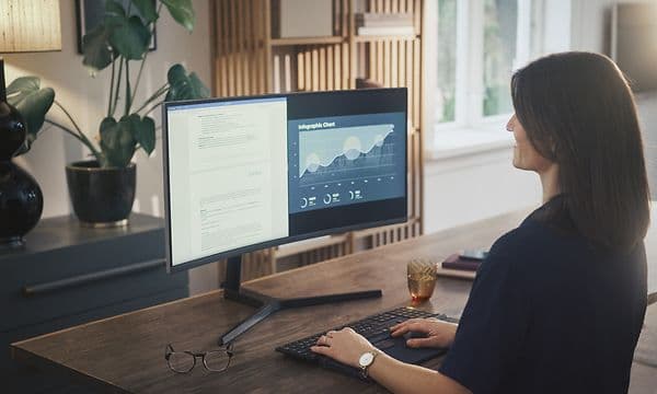 Kvinde på kontor arbejder på PC
