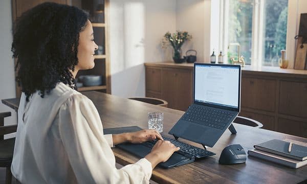 Kvinde arbejder med RollerMouse hjemme
