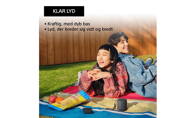 Mennesker der sidder i en have og hører musik fra deres Sony-højttaler