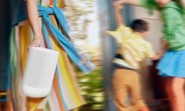 Sonos Move 2 og barn som danser i bakgrunnen