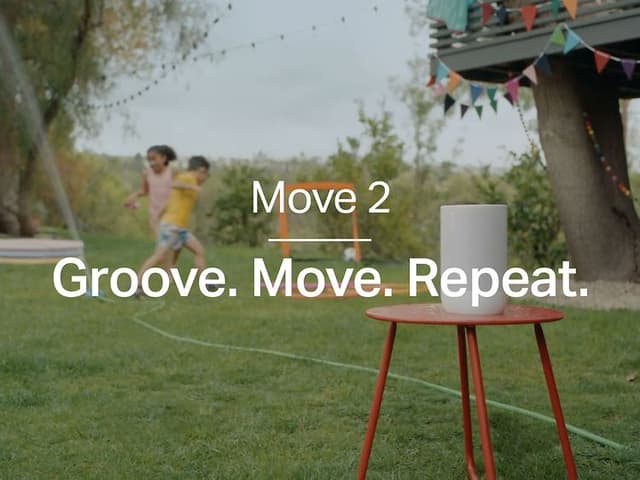Sonos Move 2 i en hage og teksten Groove. Move. Repeat.