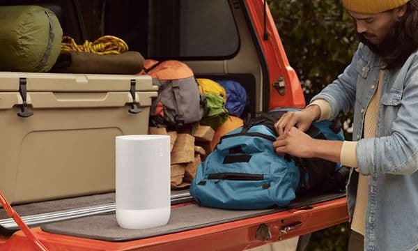 Mann på campingtur med en Sonos Move 2